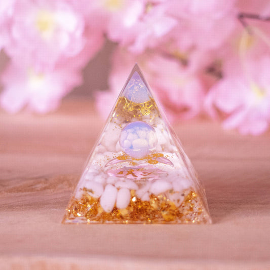 pyramide-orgonite-calcédoine-blanche