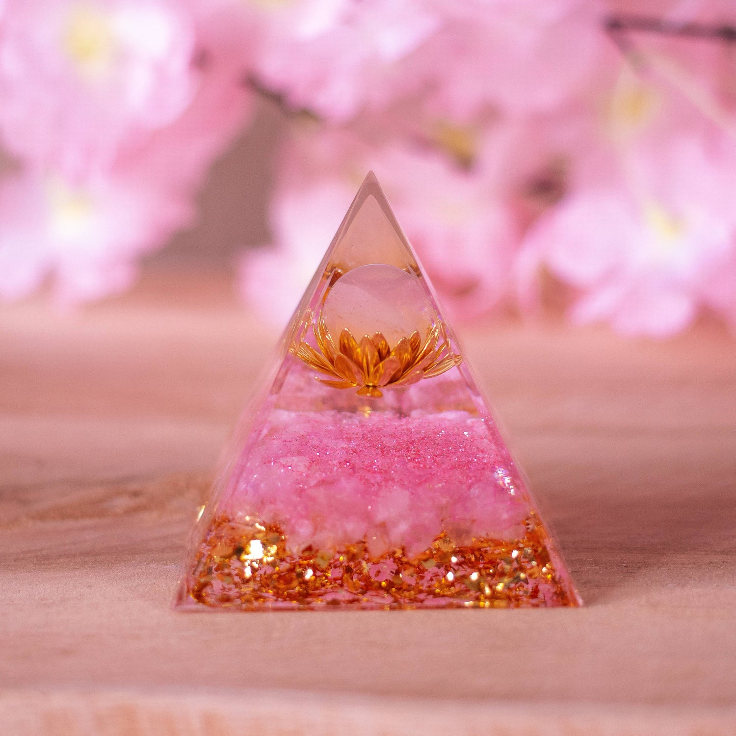 pyramide-orgonite-quartz-rose-lotus