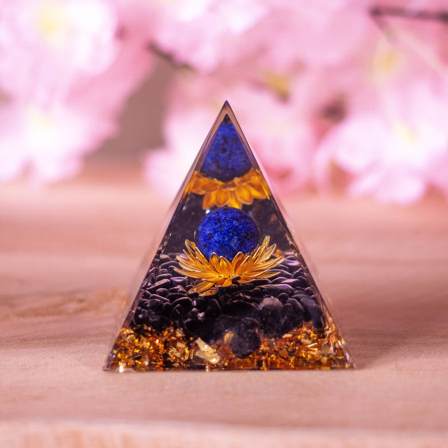 pyramide-orgonite-sodalite-lotus