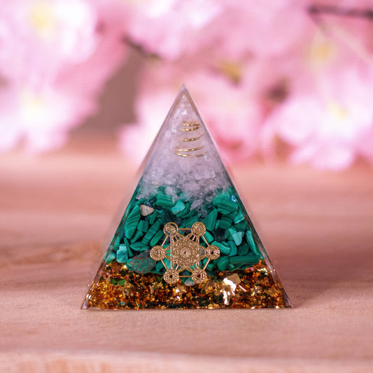 pyramide-orgonite-malachite-pointe