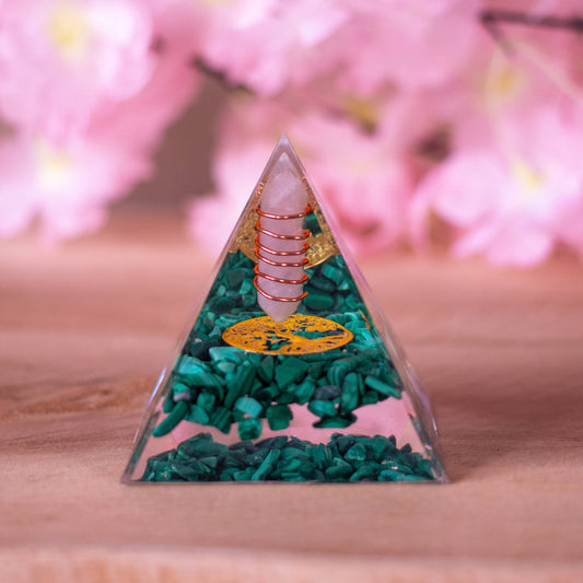 pyramide-orgonite-malachite-quartz-ppointe