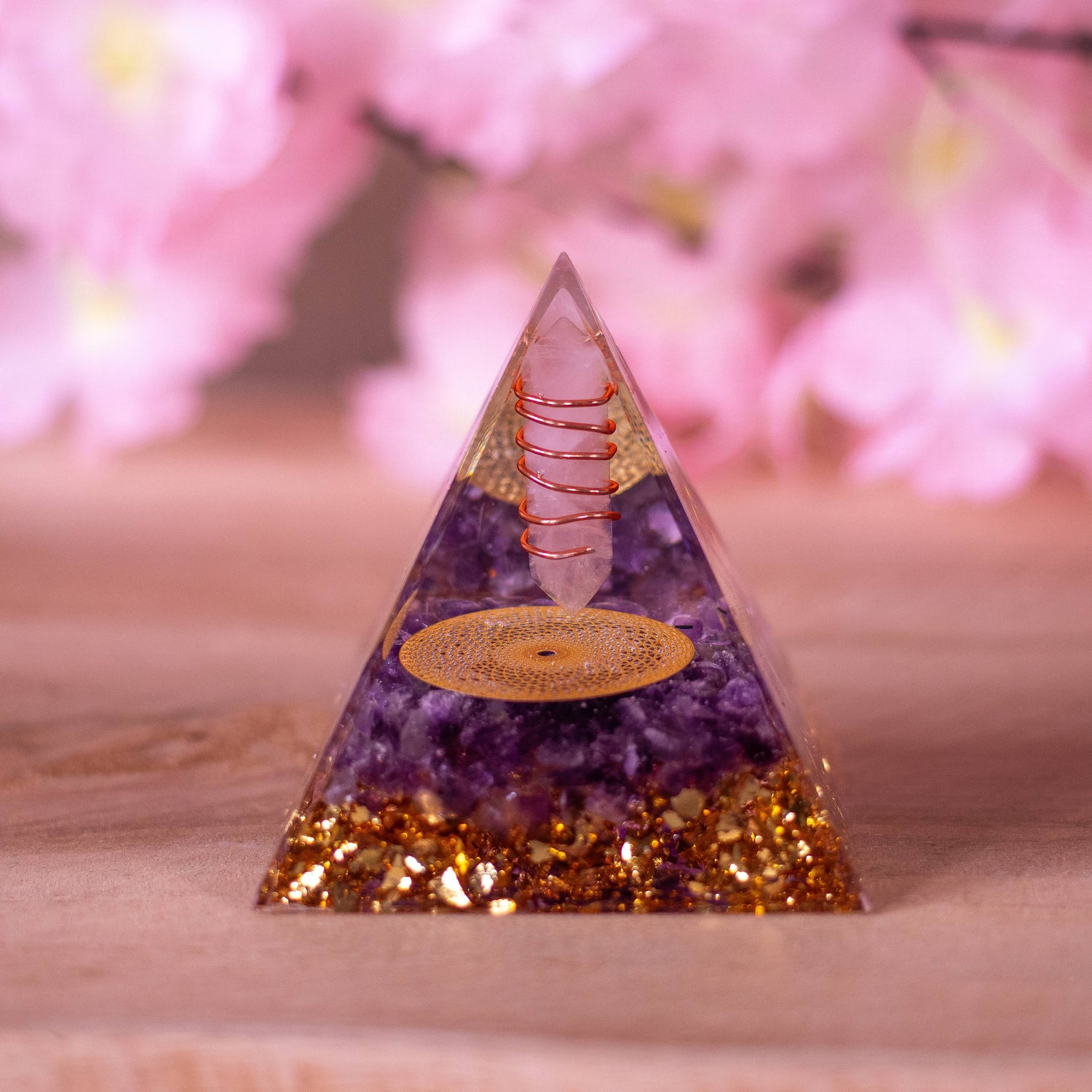 Pyramide-orgonite-améthyste-quartz-rose