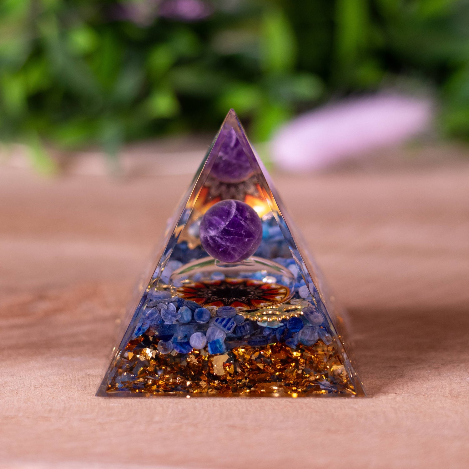 pyramide-orgonite-améthyste-lapis-lazuli