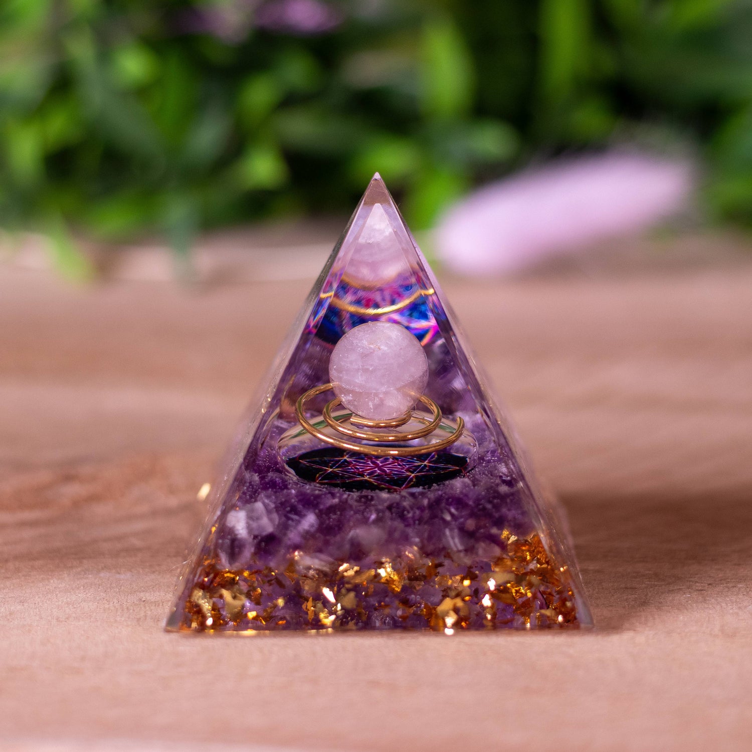 pyramide-orgonite-pierre-de-lune-améthyste