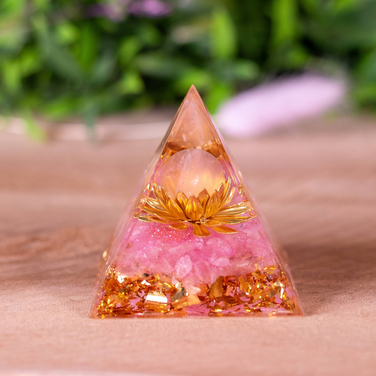 pyramide-orgonite-quartz-rose-lotus