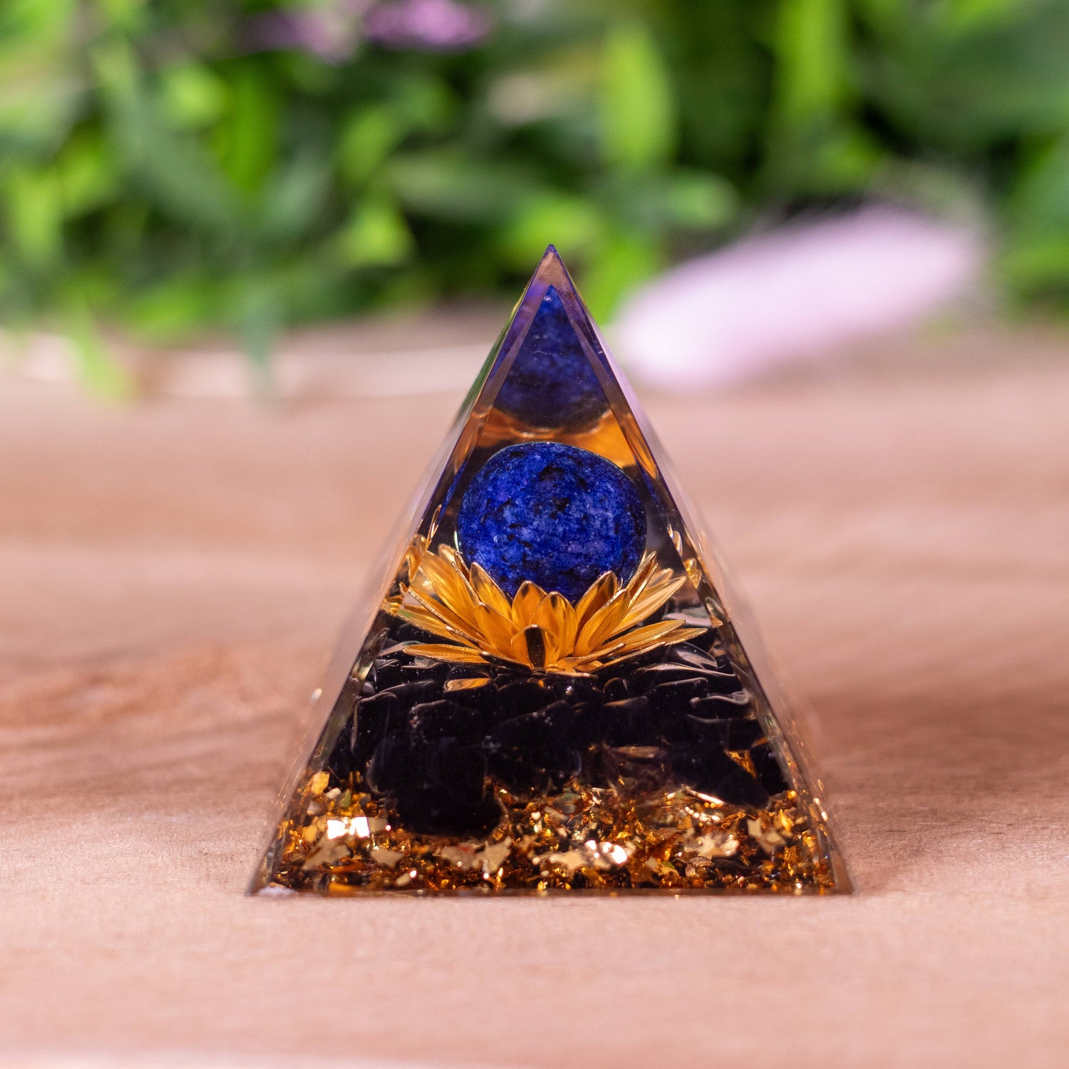 pyramide-orgonite-sodalite-lotus