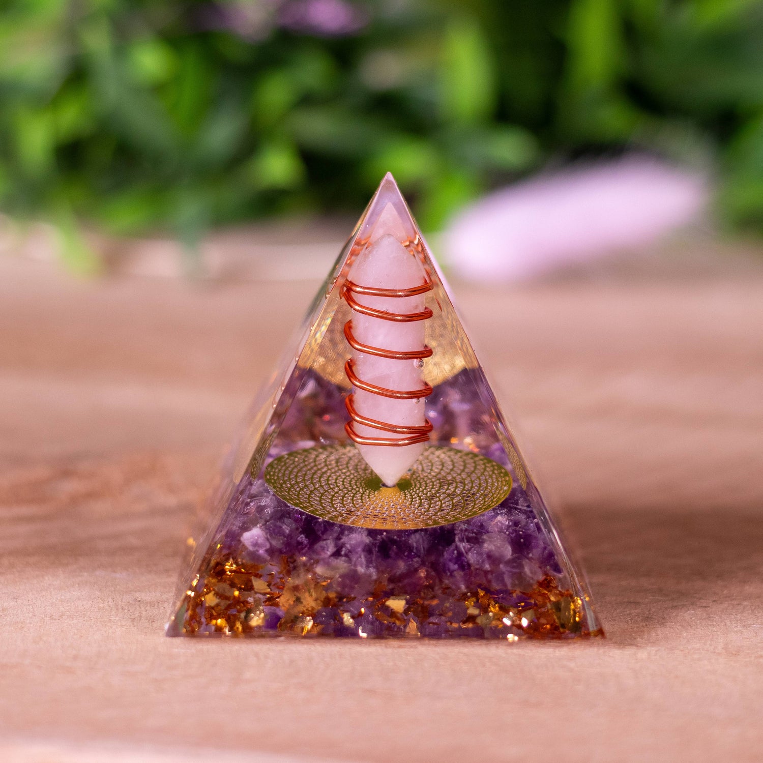 Pyramide-orgonite-améthyste-quartz-rose