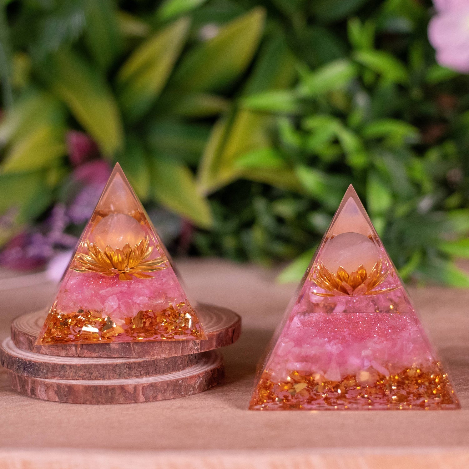 pyramide-orgonite-quartz-rose-lotus