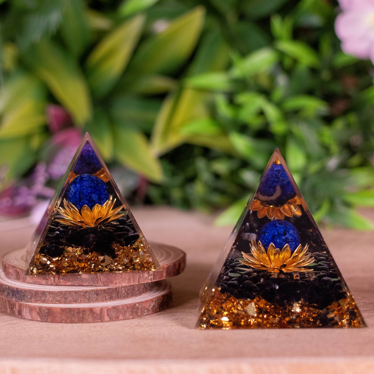 pyramide-orgonite-sodalite-lotus