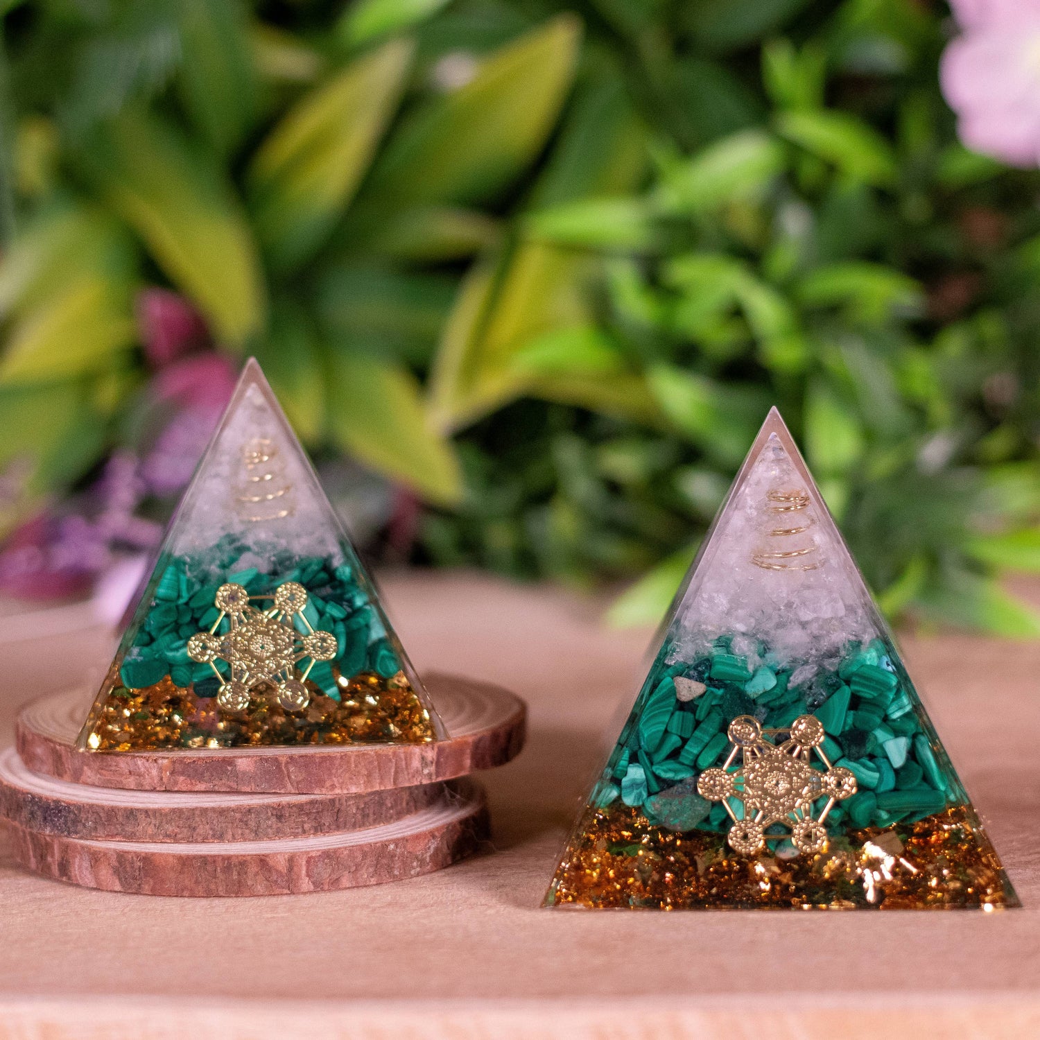 pyramide-orgonite-malachite-pointe